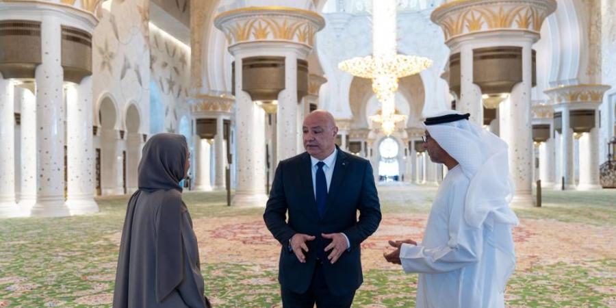 رئيس
لبنان
يزور
جامع
الشيخ
زايد
الكبير
في
أبوظبي